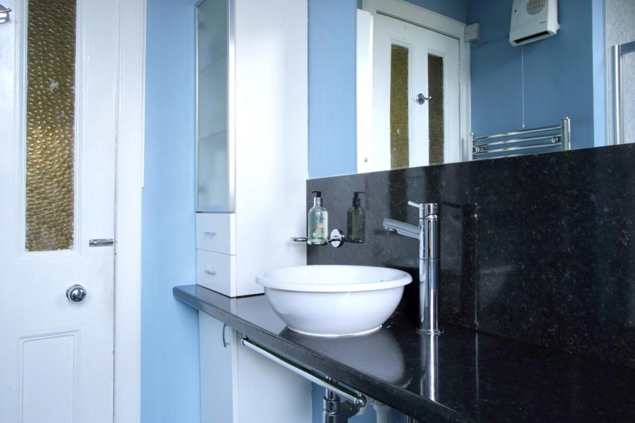 Central And Spacious 2 Bedroom Flat With Garden Edinburgh Exterior photo